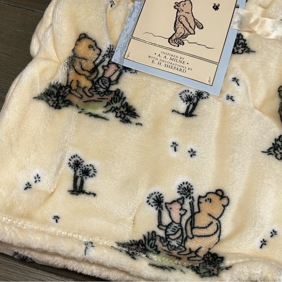 Classic Winnie the Pooh Baby Blanket - Picture 3 of 6